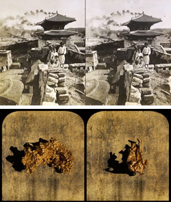 オーストラリア写真家ジョージ・ロスが１９０４年に撮影したソウル東大門の様子。下の写真はロスの故郷クルーンズから採掘された金で、ク・ボンチャンが今年撮影した。（写真＝国際交流財団）