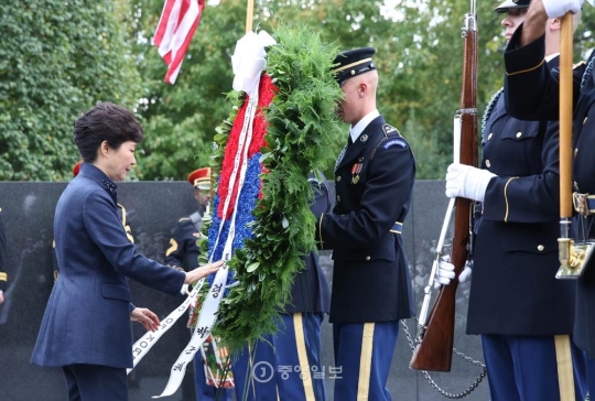 朴槿恵大統領が１４日午前（現地時間）、ワシントンのウェスト・ポトマック公園内にある韓国戦争参戦記念碑に献花している。