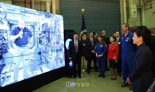 朴槿恵大統領がＮＡＳＡゴダード宇宙飛行センターで宇宙人スコット・ケリー氏の映像メッセージを見ている。