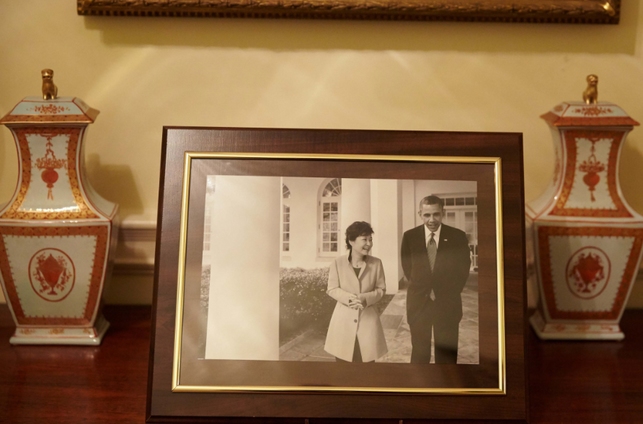 ワシントンＤ．Ｃ．の迎賓館「ブレアハウス」に、２０１３年朴槿恵大統領とバラク・オバマ大統領がローズ・ガーデン横の廊下を歩いている写真が飾られている。（写真＝青瓦台）