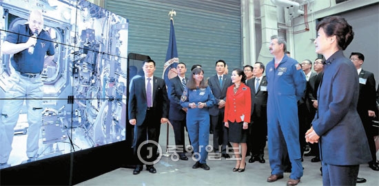 朴槿恵（パク・クネ）大統領が１４日（現地時間）、アメリカ航空宇宙局（ＮＡＳＡ）ゴダード宇宙飛行センターを訪れて国際宇宙ステーションに滞在中のスコット・ケリー飛行士（映像の中の人物）を見ている。ケリー飛行士は「歓迎する」というメッセージを送った。