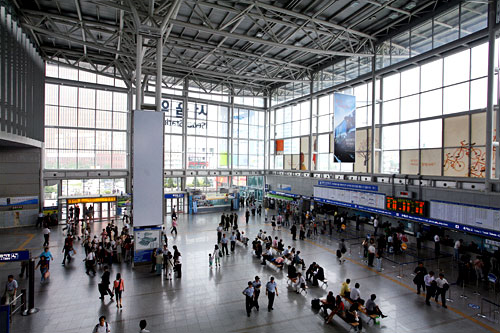 ソウル駅はソウルと地方を結ぶ交通の中枢であるだけなく、外国人観光客にとっては空港とを繋ぐ陸の玄関口。そんなソウル駅がさらに便利になり、９月末に無人税金払い戻し機が登場しました。