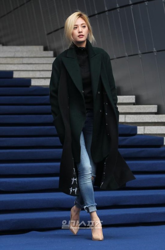 １９日午後、ソウル東大門デザインプラザで開かれた「２０１６Ｓ／Ｓヘラソウルファッションウィーク」に登場したＡＦＴＥＲＳＣＨＯＯＬのナナ。