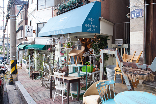海外のユニークなビンテージ家具や小物などを扱うお店が集まる「アンティーク通り」。この秋も恒例のフリマが開催予定（１０／２３～２５、１１：００～１９：００）で、大勢の見物客で賑わいそうです。