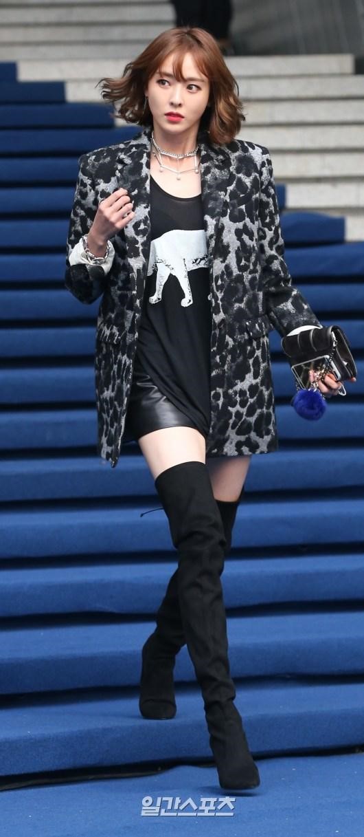 ２０日午後、ソウル東大門デザインプラザで開かれた「２０１６Ｓ／Ｓヘラソウルファッションウィーク」のチェ・インソンのコレクションフォトウォールでポーズを取っている女優のイ・ダヒ。