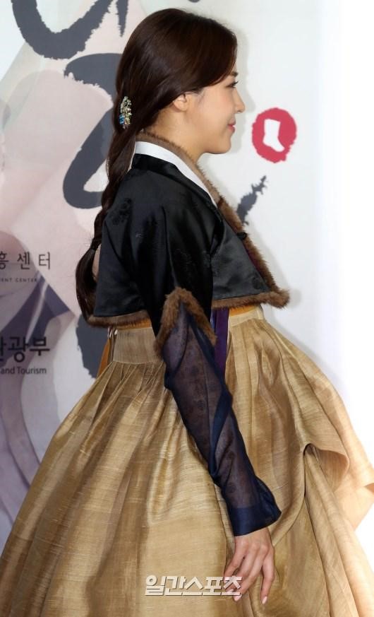 ２１日午後、景福宮で開かれた「２０１５韓服の日」行事に登場した女優のハ・ジウォン。