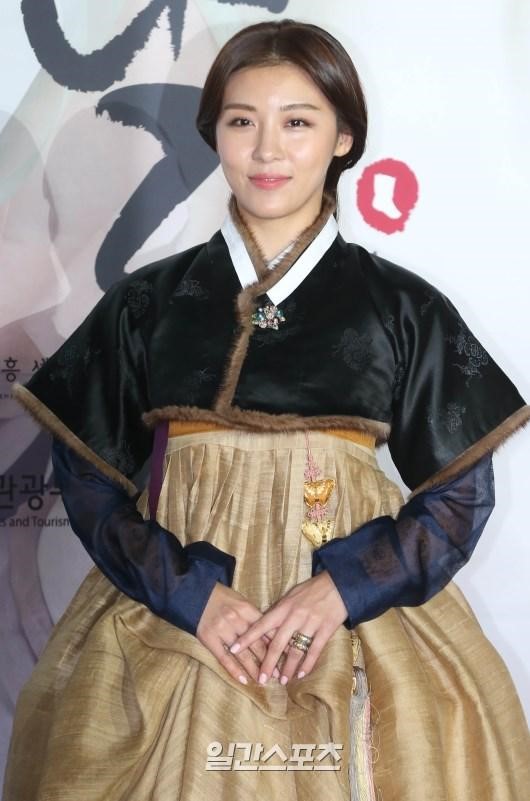 ２１日午後、景福宮で開かれた「２０１５韓服の日」行事に登場した女優のハ・ジウォン。
