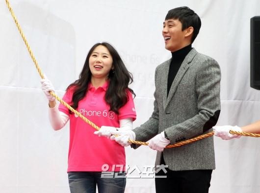 ２３日、ソウルのＬＧユープラス江南直営店で開かれたｉＰｈｏｎｅ６Ｓ、６Ｓプラスの発売記念イベントに登場した俳優のユ・アイン（右）。