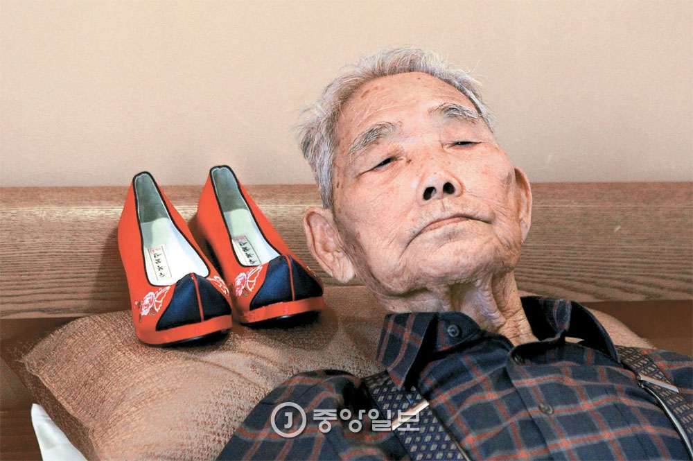 北朝鮮にいる娘に贈る靴を準備したク・サンヨンさん