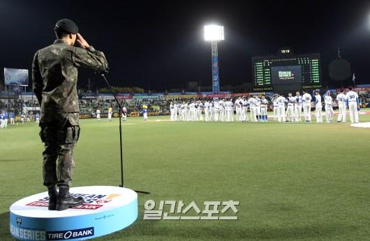 ２６日、大邱球場で開かれた韓国シリーズの式典行事で愛国歌を歌うキム・ジェジュン。