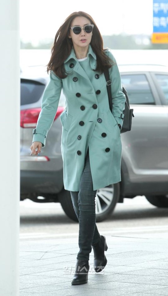 ２７日、マカオ行きのため仁川国際空港に登場した女優のチェ・ジウ。