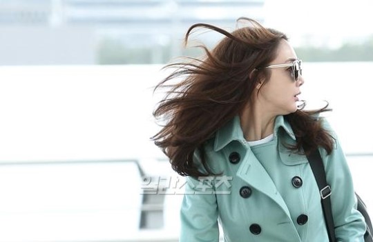 ２７日、マカオ行きのため仁川国際空港に登場した女優のチェ・ジウ。