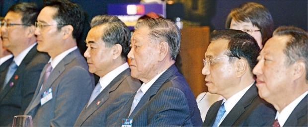 ソウルの新羅ホテルで１日開かれた「李克強中国首相招待、韓国経済界との懇談会」に参加した主要人物らが、ほかの参加者の話を聞いている。（写真＝共同取材団）
