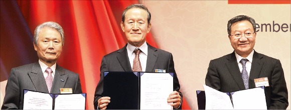 ソウル中区（チュング）のロッテホテルで１日開かれた「第５回韓日中ビジネスサミット」で（写真左から）榊原定征・日本経団連会長、許昌秀（ホ・チャンス）全国経済人連合会長、姜増偉中国国際貿易促進委員会（ＣＣＰＩＴ）会長が韓日中３カ国経済界間協力・交流増進などの内容を盛り込んだ了解覚書（ＭＯＵ）を締結した後これを見せている。（写真＝全経連提供）