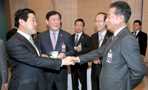 鄭宗燮（チョン・ジョンソプ）行政自治部長官と兪奇濬（ユ・ギジュン）海洋水産部長官が１０日午前、青瓦台（チョンワデ、大統領府）で開かれた閣僚会議に先立ち挨拶している。長官職辞任の意思を明らかにした鄭長官は来年の第２０代総選挙に出馬する見通しだ。（写真＝青瓦台写真記者団）