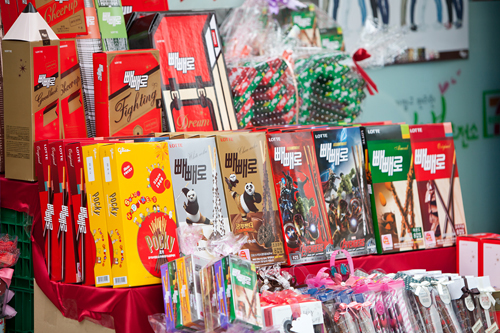 韓国では、１１月１１日は「ペペロデー」。ポッキーとよく似たお菓子「ペペロ」をプレゼントする、バレンタインデーさながらに盛り上がるイベントです。コンビニには、詰め合わせセットなど多様な「ペペロ」がディスプレイ！