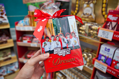 スターマーケティングも毎年恒例！「ペペロ」のイメージモデルを務めるのは、大人気Ｋ－ＰＯＰアイドルグループＥＸＯ（エクソ）です。