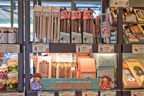 各ベーカリーチェーンでもペペロ風のスティックお菓子が特別販売されます。「Ｔｏｕｓ　Ｌｅｓ　Ｊｏｕｒｓ（トゥレジュール）」では、明日の韓国センター入試「大学修学能力試験（スヌン）」と併せて、同じシリーズでペペロと合格祈願のギフトお菓子が登場しました。