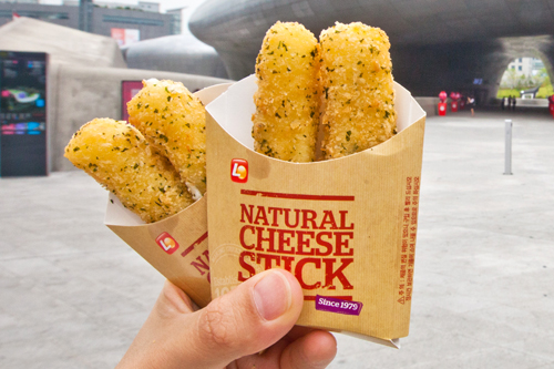 「ロッテリア」では、１１月１１日限定イベントを実施！１４：００～２２：００の間にチーズスティックを買うとおまけでもう１つもらえます。長細いチーズスティック２セットでペペロデーをあらわす１１１１が完成！遊び心のある催しです。