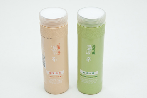 今若者を中心に注目されているのが台湾直輸入の「濃厚系（ノンフゲ）ミルクティー（３，０００ウォン）」。韓国のコンビ二ＧＳ２５で単独販売中！容器が化粧瓶に似ていることからファジャンプントン（化粧瓶）ミルクティーと呼ばれ、売り切れになるほどの人気ぶりです。