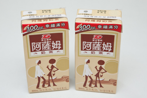 対抗してセブンイレブンでは先月「ＡＳＳＡＭミルクティー（１，５００ウォン）」を発売。台湾で高い販売量を誇る有名なミルクティーで、「濃厚系ミルクティー」に続き大きな関心を集めています。マルチコスメショップ「ＯＬＩＶＥ　ＹＯＵＮＧ」でも購入可能！