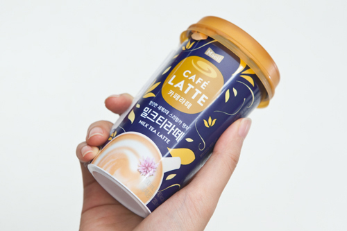 今年の初めに新登場した、彩りのあるパッケージが目を引くメイル乳業のＣＡＦＥ　ＬＡＴＴＥシリーズ「ミルクティーラテ（１，５００ウォン）」も人気商品！ただし、外国人の中にはカフェ・ラテと間違える人も。購入の際にはご注意を！