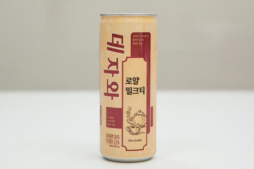 この勢いに、１９９７年から愛され続ける韓国の国民的缶ミルクティー「ＴＥＪＡＶＡ」（東亜大塚）も１９年ぶりにパッケージデザインを一新。より洗練されたイメージで新規ファンの開拓に乗り出しました。新旧ミルクティーがしのぎを削るミルクティーブームが韓国で起こっています。