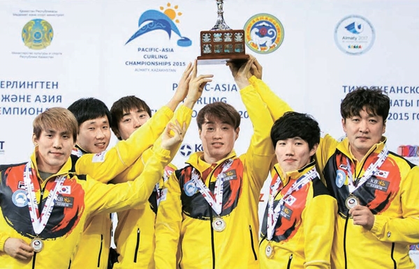 パシフィック・アジア選手権で日本を破って優勝した韓国男子カーリング代表のキム・スヒョク、キム・テファン、パク・ジョンドク、ナム・ユンホ、ユ・ミンヒョンとヤン・セヨン監督（左から）。（写真＝大韓カーリング連盟）