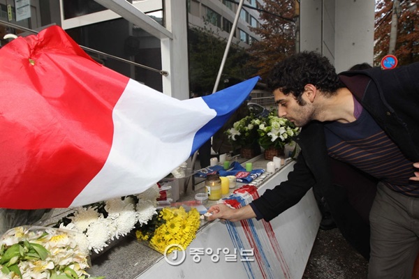 あるフランス人が１５日、ソウル西小門路（ソソムンロ）の在韓フランス大使館を訪れてパリのテロ犠牲者を追悼するキャンドルを置いていた。フランス大使館の関係者は１６日まで自国民を対象に弔問を受けつけると話した。