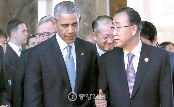 潘基文（パン・ギムン）国連事務総長とオバマ米国大統領が１５日（現地時間）、トルコのアンタルヤのホテルで団体写真撮影のために移動しながら話を交わした。聯合ニュースは潘総長が今週のうちに北朝鮮の平壌（ピョンヤン）を訪問する予定だと報道した。２人の間にいるのはジム・ヨン・キム世界銀行総裁。