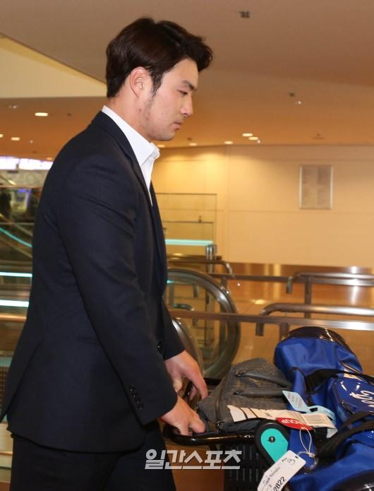 韓国代表が日本代表とのプレミア１２準決勝のため１８日、東京入りした。羽田空港に到着した朴炳鎬（パク・ビョンホ）。