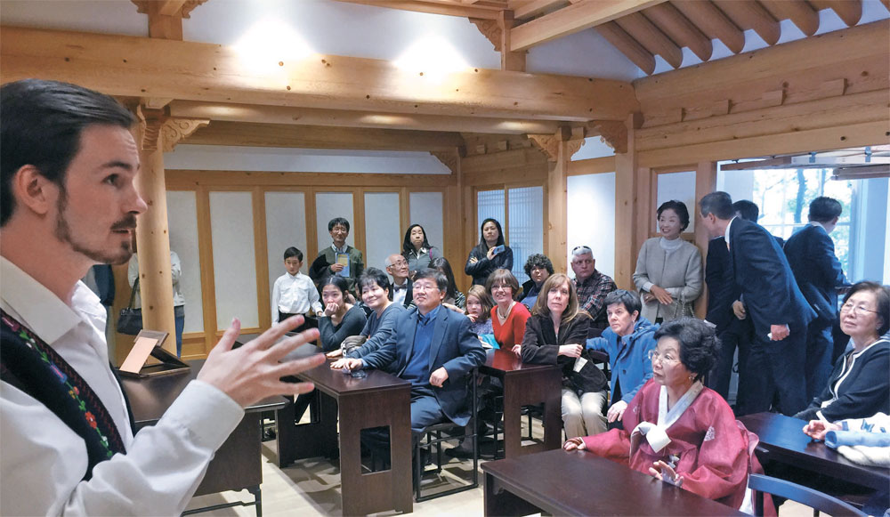 １５日、「韓国室」開館行事で学生ガイドの説明を聞いている同胞と各国の客。