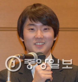 ピアニストのチョ・ソンジンが１８日、東京のポーランド大使館で記者会見を行った。