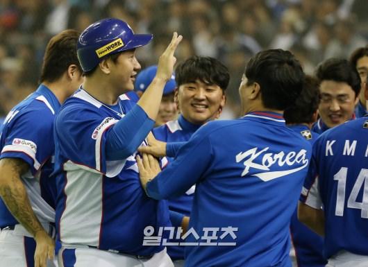 １９日午後７時、東京ドームで行われた「２０１５ＷＢＳＣプレミア１２」準決勝の韓国－日本戦で、李大浩がチームメートから祝福を受けている。