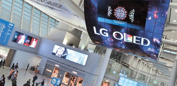 １９日、公開されたＬＧ電子のＯＬＥＤサイネージの「オレッド・モーメント」。仁川（インチョン）国際空港旅客ターミナルに設置されたこの電子看板は世界最大規模となる。（写真提供＝ＬＧ電子）