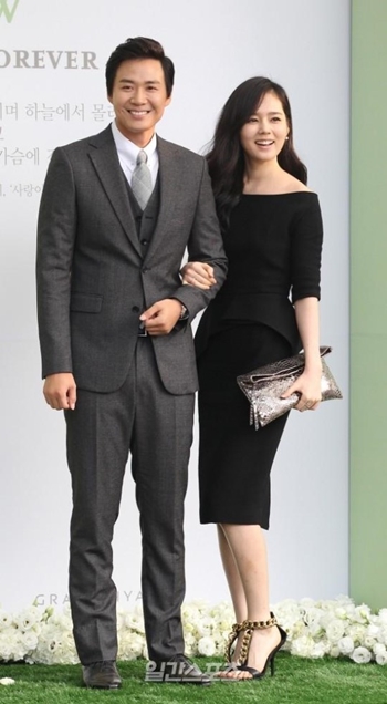 俳優ヨン・ジョンフン（左）と女優ハン・ガイン（右）