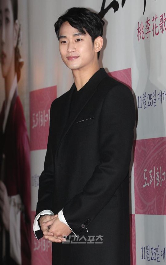 ２３日、ソウル城東区杏堂洞のＣＧＶ往十里で行われた映画『桃李花歌』ＶＩＰ試写会に登場した俳優のキム・スヒョン。