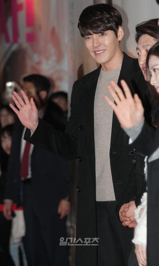２３日、ソウル城東区杏堂洞のＣＧＶ往十里で行われた映画『桃李花歌』ＶＩＰ試写会に登場した俳優のキム・ウビン。