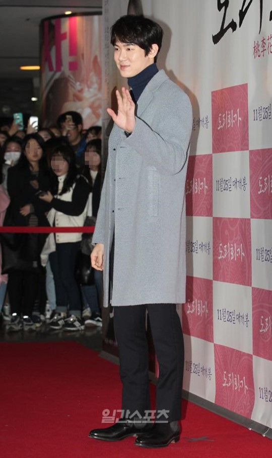 ２３日、ソウル城東区杏堂洞のＣＧＶ往十里で行われた映画『桃李花歌』ＶＩＰ試写会に登場した俳優のユ・ヨンソク。