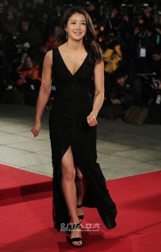 ２６日、ソウル慶煕大学校・平和の殿堂で行われた「第３６回青龍映画賞」青龍映画賞授賞式レッドカーペットイベントに登場した女優のイ・シヨン。