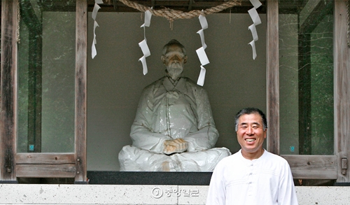 陶磁器製の李参平（イ・サムピョン）像の前で１４代目が明るく笑っている。間違いなく韓国人の顔だ。