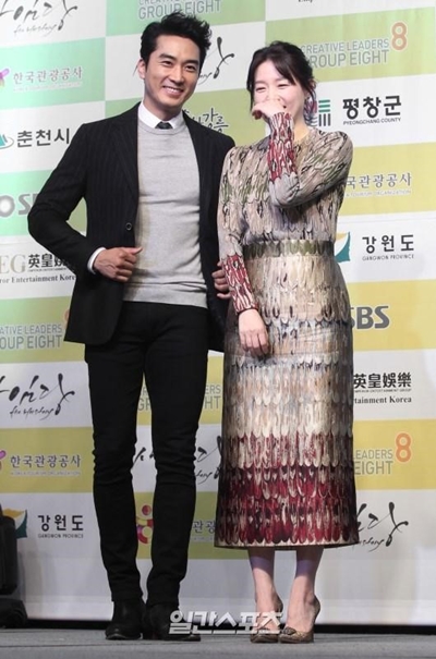 俳優ソン・スンホン（左）と女優イ・ヨンエ（右）