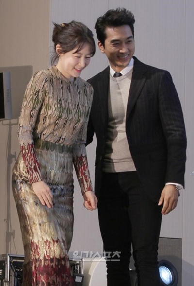 女優イ・ヨンエ（左）と俳優ソン・スンホン（右）