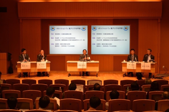 若宮啓文・元朝日新聞論説主幹の司会で進められた第１セッション。