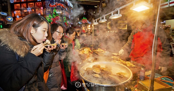 写真 夜においしい明洞の屋台街 韓国 ソウル Joongang Ilbo 中央日報