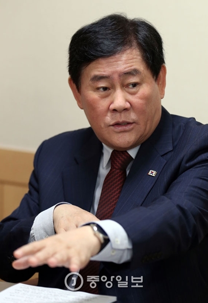 崔ギョン煥（チェ・ギョンファン）副首相兼企画財政部長官（写真＝中央フォト）