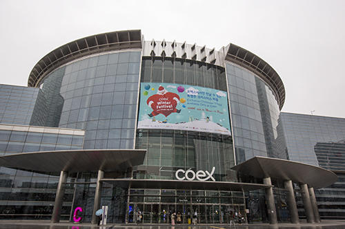 江南（カンナム）エリアにある大型コンベンションセンター「ＣＯＥＸ（コエックス）」に、今月１０日、意義深いクリスマスツリーがお目見えしました。