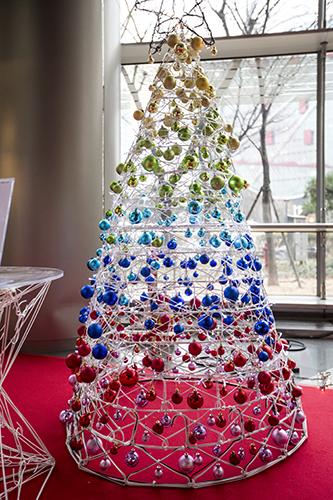 どこの家庭にもあるようなステンレスの白ハンガーも、ホワイトクリスマスを連想させるロマンチックなツリーに大変身。