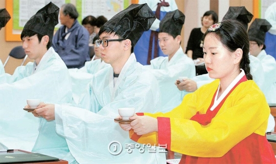 写真 高校３年生たちの成人式 韓国 ソウル Joongang Ilbo 中央日報