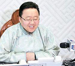 モンゴルのエルベグドルジ大統領が今年１月、３００万人目の国民になった赤ん坊の親にお祝いの電話をかけた。